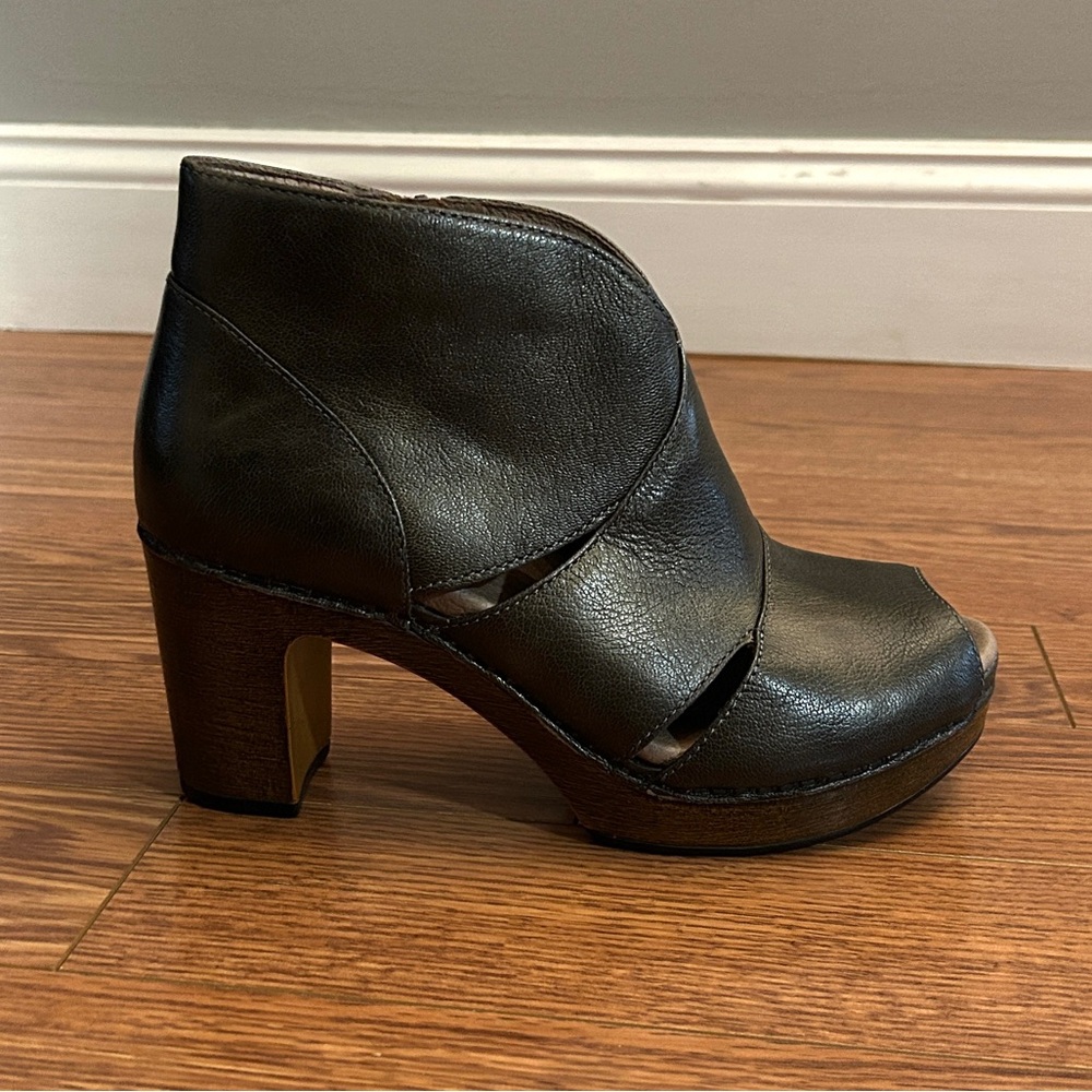 Like New Dansko Bronze Leather Ankle Boots